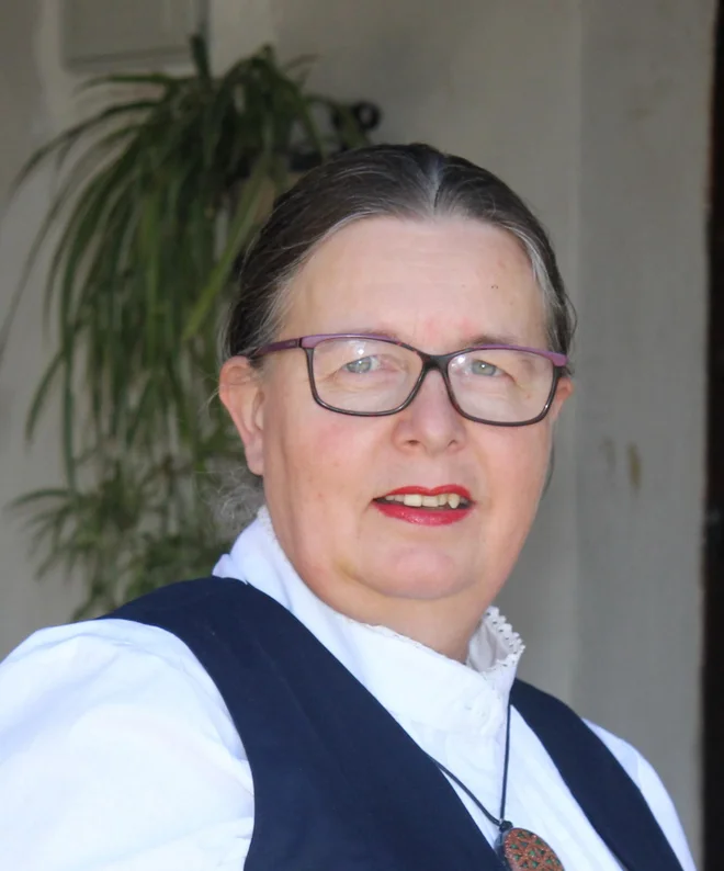V teh časih je najbolj koristno zelišče sladki pelin, ki ga lahko pripravimo kot čaj ali v obliki tinkture. Poleg njega pa še šipek z veliko vsebnostjo C vitamina, pravi zeliščarka Jožica Bajc Pivec  FOTO: osebni arhiv
