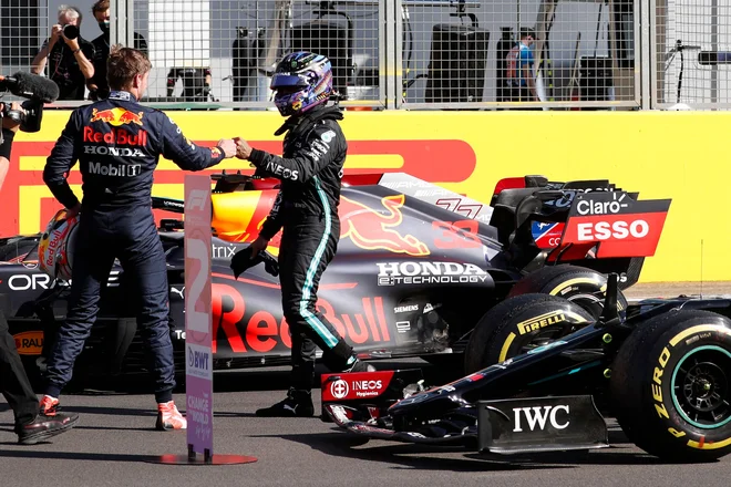 Pozdrav Lewisa Hamiltona (desno) in Maxa Verstappna v Silverstonu, kjer je bil Nizozemec veliki zmagovalec prvega »šprinterskega vikenda« F1. FOTO: Adrian Dennis/AFP