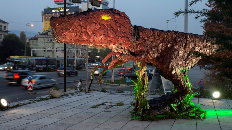 Fotografija: Skulptura dinozavra, narejenega iz oglja, ki Sarajevčane nagovarja s sloganom »Naj izumrtje ne bo tvoja izbira«, je zelo primerna za čas, ko se mesto duši v smogu in ko se politična scena nenehno sprašuje o obstanku države. FOTO: Dado Ruvic/Reuters
