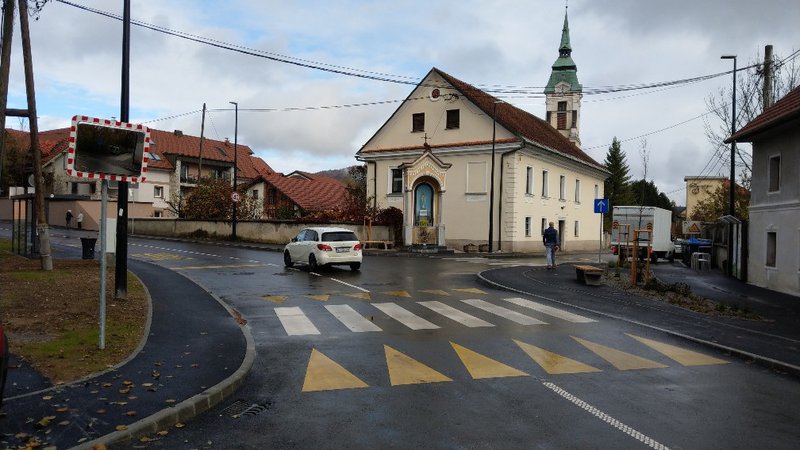 Fotografija: V Šmartnem pod Šmarno goro so uredili cesto, pločnik, avtobusno postajališče, klopi in nepokrito kolesarnico. FOTO: Aleš Stergar/Delo
