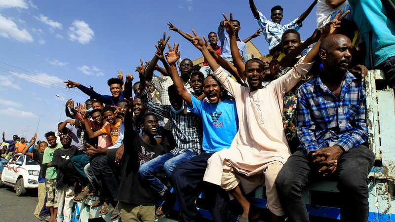 Fotografija: Po vojaškem državnem udaru protestniki v Kartumu in nekaterih drugih sudanskih mestih vztrajajo na ulicah. FOTO: Mohamed Nureldin Abdallah/Reuters
