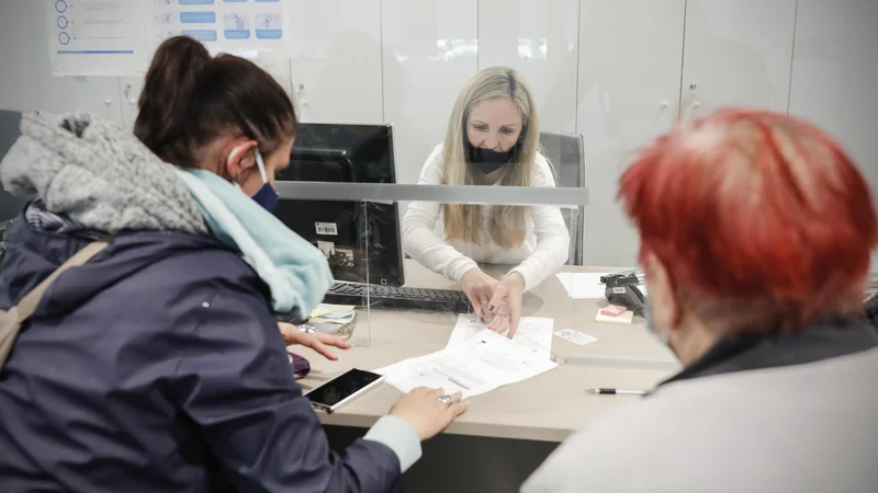 Fotografija: Z morebitnimi nesporazumi, ki so se ob oddaji podpisov pojavili na posamezni upravni enoti, so na ministrstvu za javno upravo seznanjeni, zato se za njihovo reševanje še posebej zahvaljujejo zaposlenim na upravnih enotah. FOTO: Uroš Hočevar/Delo