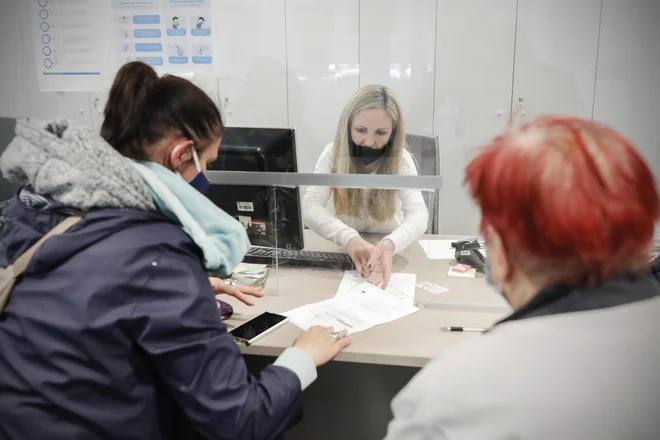 Z morebitnimi nesporazumi, ki so se ob oddaji podpisov pojavili na posamezni upravni enoti, so na ministrstvu za javno upravo seznanjeni, zato se za njihovo reševanje še posebej zahvaljujejo zaposlenim na upravnih enotah. FOTO: Uroš Hočevar/Delo
