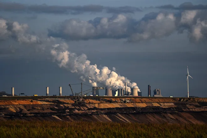 Namen te izjave je na mednarodni ravni sprejeti čim bolj široko zavezo k prehodu na čisto energijo in stran od fosilnih goriv. FOTO: Ina Fassbender/AFP
