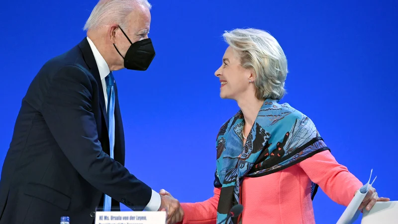Fotografija: Ameriški predsednik Joe Biden in predsednica evropske komisije Ursula von der Leyen sta med zadnjim dnevom vrha voditeljev naznanila dogovor o zmanjšanju izpustov metana v ozračje. Foto: Jeff J Mitchell/Reuters