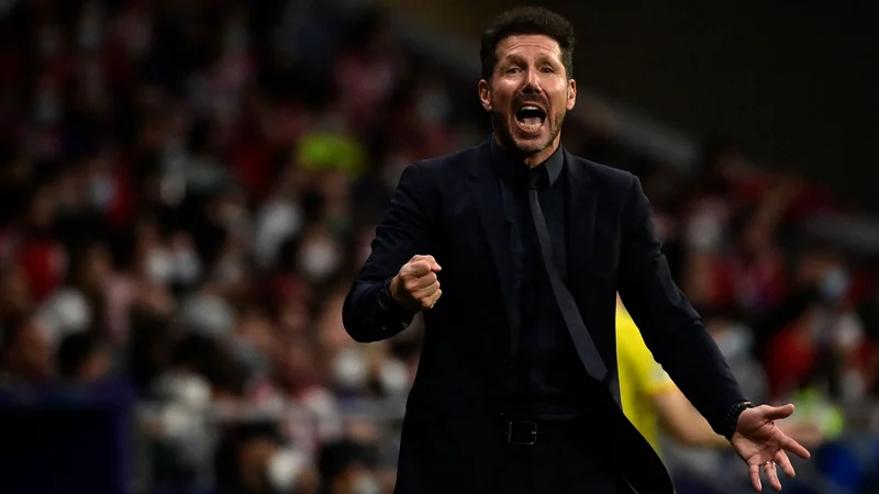 Fotografija: Diego Simeone (na fotografiji) je oktobra izgubil prvo tekmo proti Jürgnu Kloppu. FOTO: Javier Soriano/AFP