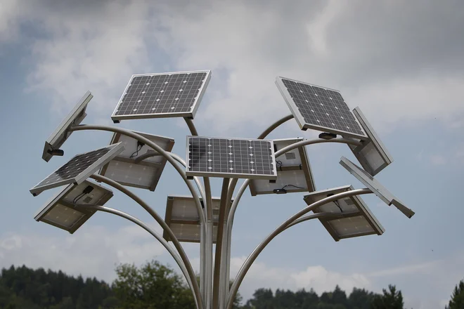 Trajnostno naravnanost kažejo podjetja tudi tako, da skrbijo za racionalno rabo energije, in s prehodom na zeleno energijo. FOTO: Leon Vidic
