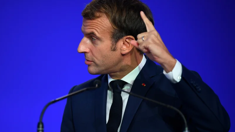 Fotografija: Francoski predsednik Emmanuel Macron je napovedal pomoč mladim. Foto Reuters