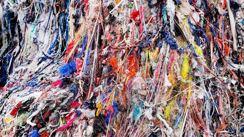 Fotografija: Hitra moda ustvarja veliko odpada. Materiali pa pogosto niso biorazgradljivi, pri razpadu nastaja tudi mikroplastika, ki se je zažrla že v vse pore našega planeta. FOTO: Shutterstock