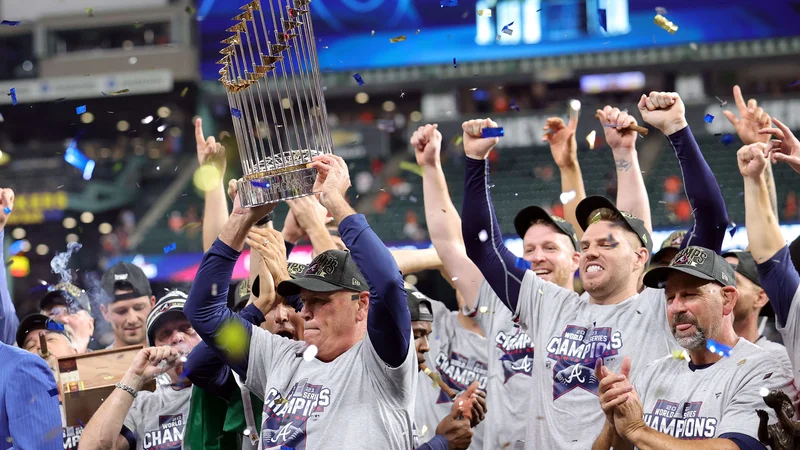 Fotografija: Trener Atlante Brian Snitker na podelitvi s pokalom, potem ko so njegovi varovanci dokončali delo v velikem finalu lige MLB. FOTO: Carmen Mandato/AFP
