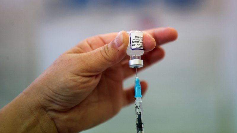 Fotografija: Posvetovalna skupina za cepljenje je končno izdala nova navodila in priporočila, ki omogočajo tretji odmerek vsem polnoletnim. FOTO: Carl Recine/Reuters
