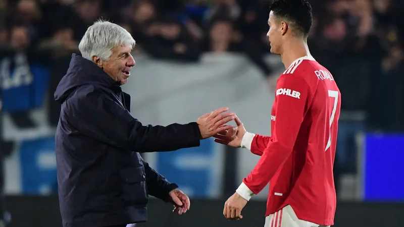 Fotografija: Trener Atalante Gian Piero Gasperini in Cristiano Ronaldo sta se prijateljsko pomenila po zadnjem sodnikovem žvižgu. FOTO: Alberto Lingria/Reuters