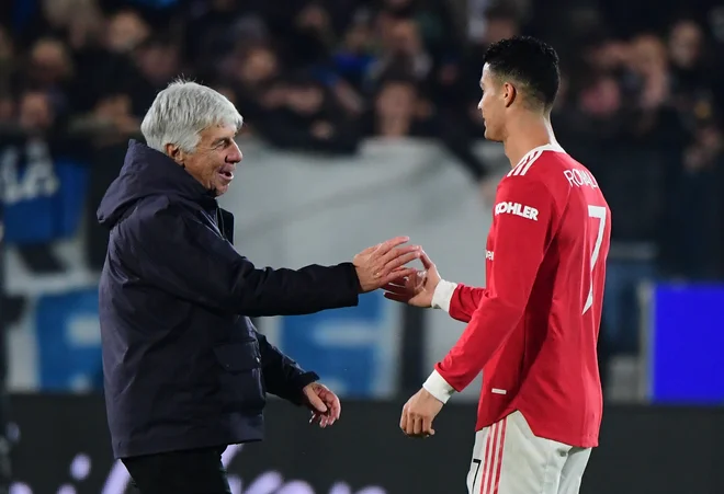 Trener Atalante Gian Piero Gasperini in Cristiano Ronaldo sta se prijateljsko pomenila po zadnjem sodnikovem žvižgu. FOTO: Alberto Lingria/Reuters
