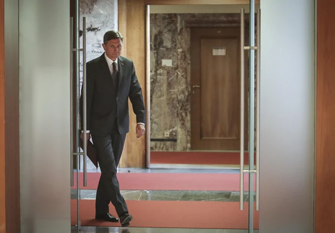 Predsednik Borut Pahor šele drugič opravlja posvetovanja v državnem zboru, s čimer se želi zahvaliti vodjem poslanskih skupin za dosedanje sodelovanje. FOTO: Jože Suhadolnik/Delo
