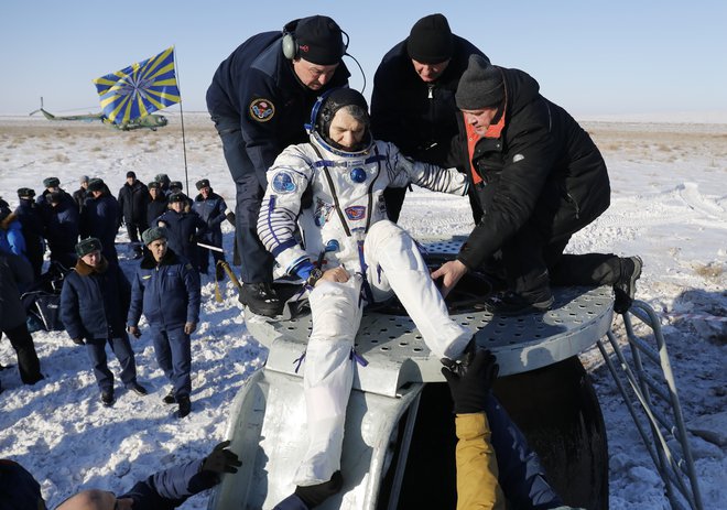 Nikoli ne vidimo, da bi po pristanku astronavti priskakljali iz kapsule, nosijo jih v polležečem položaju. FOTO: Dmitry Lovetsky AFP - International News Agency
