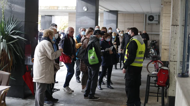 Fotografija: Zanimanje je predvsem za poživitveni odmerek, medtem ko je cepljenje s prvim odmerkom še vedno na zelo nizki ravni. FOTO: Matej Družnik/Delo