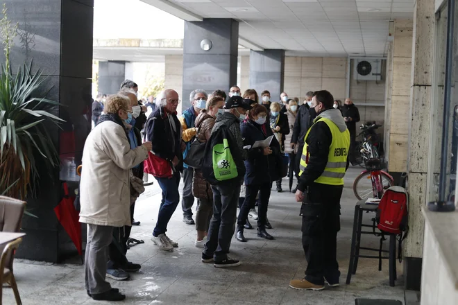 Zanimanje je predvsem za poživitveni odmerek, medtem ko je cepljenje s prvim odmerkom še vedno na zelo nizki ravni. FOTO: Matej Družnik/Delo
