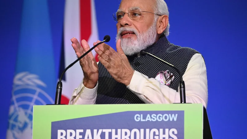 Fotografija: Premier Narendra Modi je opozoril, da predstavlja Indija 17 odstotkov globalnega prebivalstva, hkrati pa izpušča v ozračje komaj pet odstotkov vsega ogljikovega dioksida. FOTO: Jeff J Mitchell/AFP