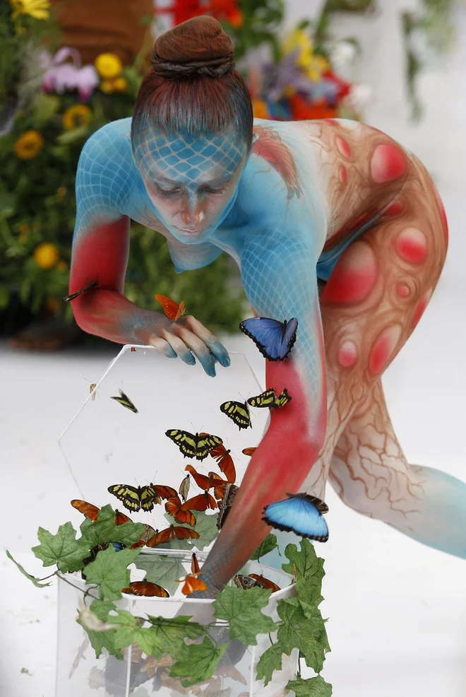 Kot rešitev se vse pogosteje pojavljajo tekstilni izdelki biološkega izvora. FOTO: Jaime Saldarriaga/Reuters 
