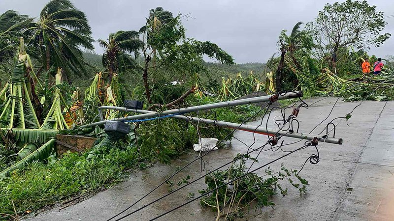 Fotografija: »Podnebno financiranje leta 2021 je tako nestanovitno kot nevihte, ki vsako leto prizadenejo naše gospodarstvo,« je dejal minister za gospodarstvo Fidžija Aiyaz Sayed-Khaiyum. FOTO: Erik De Castro/AFP
