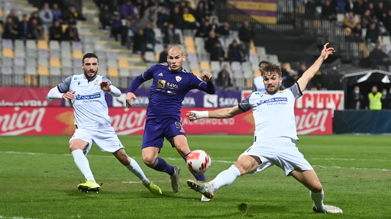 Fotografija: Mariborčani so ujeli ritem v zadnjih tekmah in Koper ter Olimpijo. Gole je začel zabijati tudi zadnja okrepitev Ognjen Mudrinski (v sredini). FOTO: Miloš Vujinović