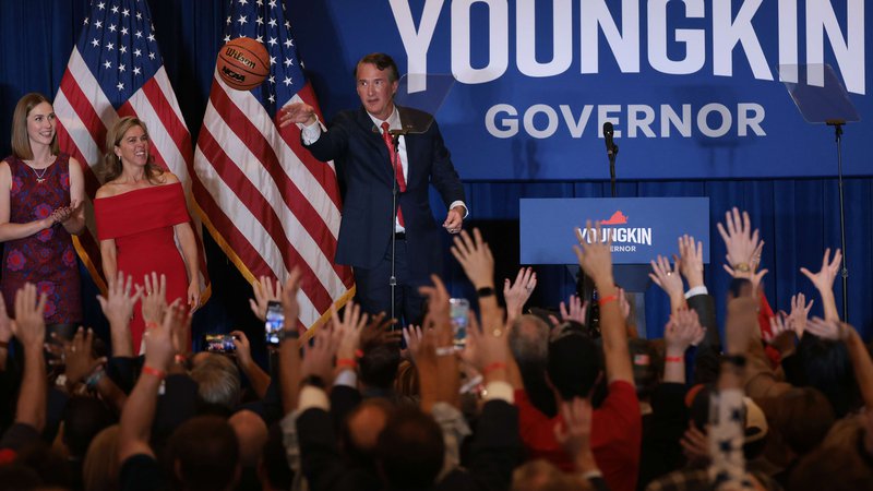 Fotografija: Glenn Youngkin je na guvernerskih volitvah v Virginiji zmagal z nekaj glasov razlike​. Foto Chip Somodevilla/AFP
