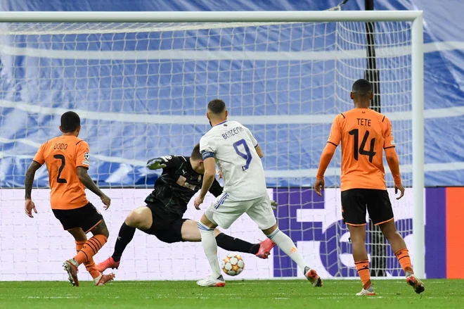 Karim Benzema je dosegel oba gola za Real Madrid. FOTO: Oscar Del Pozo/AFP
