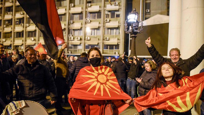 Fotografija: Podporniki opozicijske stranke VMRO-DPMNE praznujejo zmago na županskih volitvah v Skopju, ki so v zgodovino odnesle predsednika vlade Zorana Zaeva. Foto Robert ATANASOVSKI/AFP)
