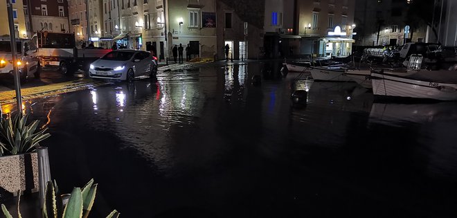 Morje poplavilo Cankarjevo nabrežje tik pred Tartinijevim trgom. FOTO: Boris Šuligoj
