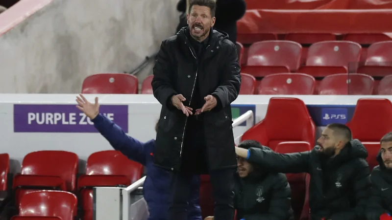 Fotografija: Vselej ognjeviti trener Ateltica Diego Simeone je brez povišanih tonov in obtoževanj sprejel zaslužen poraz na Anfieldu. FOTO: Lee Smith/Reuters