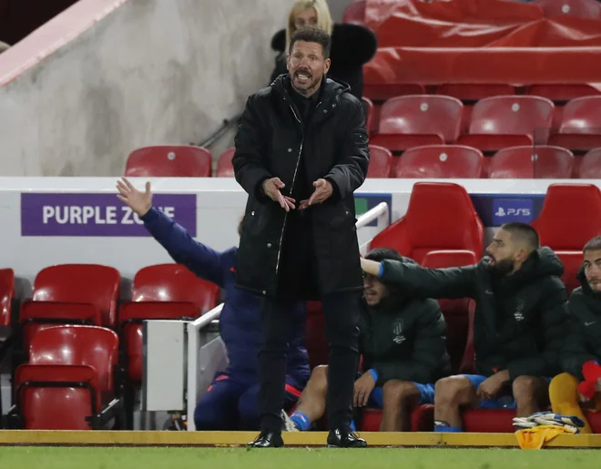 Vselej ognjeviti trener Ateltica Diego Simeone je brez povišanih tonov in obtoževanj sprejel zaslužen poraz na Anfieldu. FOTO: Lee Smith/Reuters
