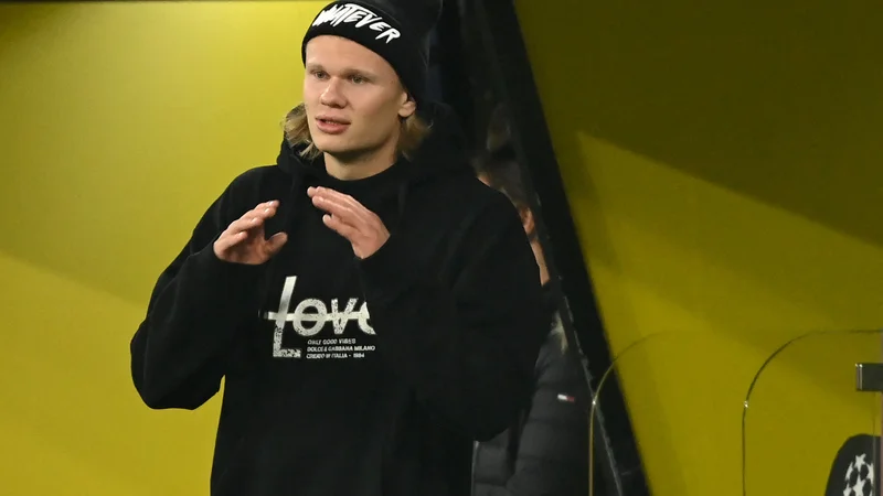 Fotografija: Ni mu lahko, Erling Håland zaradi poškodbe kolka ne more pomagati soigralcem in jih spodbuja le s tribune. FOTO: Ina Fassbender/AFP