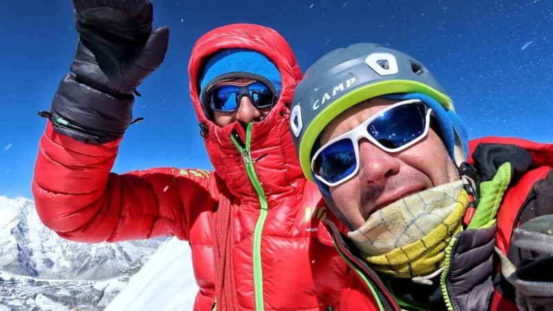 Fotografija: Slovenska alpinista Luka Stražar in Nejc Marčič sta preplezala 1700-metrsko smer v severozahodni steni gore Tsoboje (6680 m). FOTO: Luka Stražar
