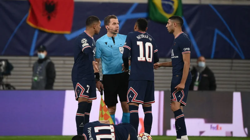 Fotografija: Neymar (št. 10) v pogovoru z glavnim sodnikom med tekmo v Leipzigu. Na tleh leži Angel Di Maria. FOTO: Franck Fife/AFP