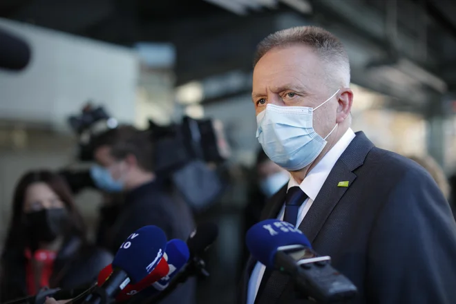 Zdravko Počivalšek, ki je ob objavi izsekov posnetka pogovora pred časom dejal, da od Vizjaka pričakuje pojasnila, pri čemer je navedel, da »kar se objavi na televiziji, ni nujno res«, danes objave celotnega posnetka Vizjaka s Petanom in vsebine njunega pogovora ne komentira. FOTO: Jure Eržen/Delo