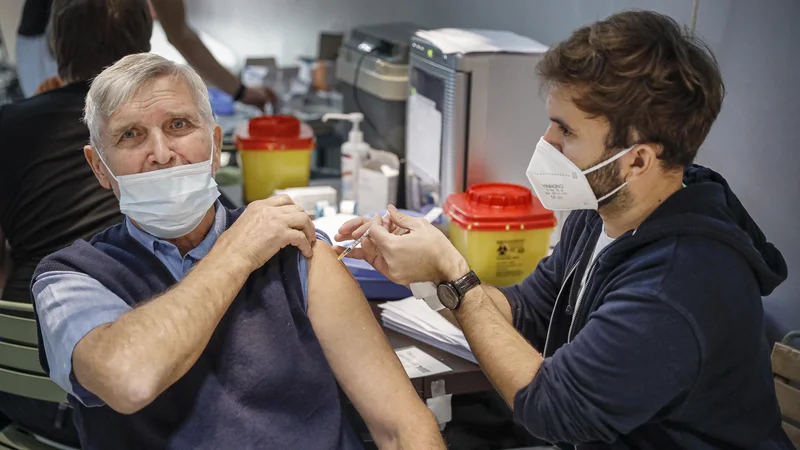 Vsem, ki so bili cepljeni z vektorskimi cepivi, NIJZ priporoča poživitveni odmerek s cepivom mRNA (Pfizer za starejše od 18 let, Moderna za starejše od 30 let) dva meseca po osnovnem cepljenju. FOTO: Jože Suhadolnik/Delo
