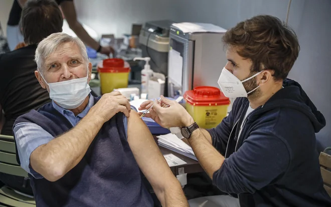 Vsem, ki so bili cepljeni z vektorskimi cepivi, NIJZ priporoča poživitveni odmerek s cepivom mRNA (Pfizer za starejše od 18 let, Moderna za starejše od 30 let) dva meseca po osnovnem cepljenju. FOTO: Jože Suhadolnik/Delo