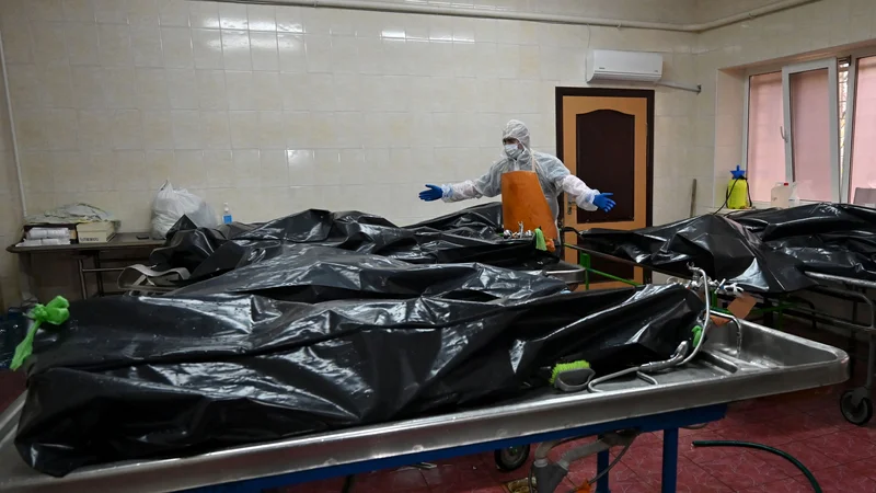 Fotografija: V enem dnevu je zaradi pandemije v Ukrajini umrlo kar 720 ljudi, to število so presegli le v precej številčnejših ZDA in Rusiji. FOTO: Sergej Supinski/AFP
