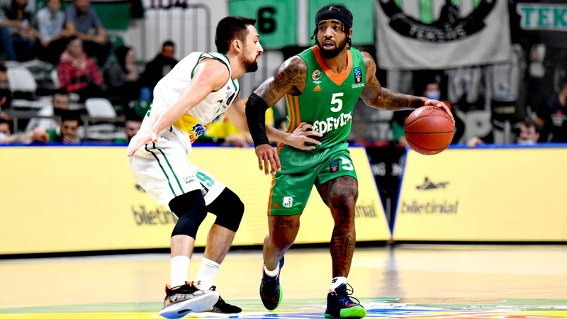 Fotografija: Marcus Keene ne skriva, da ima rad žogo in mete z vseh položajev. FOTO: Cedevita Olimpija