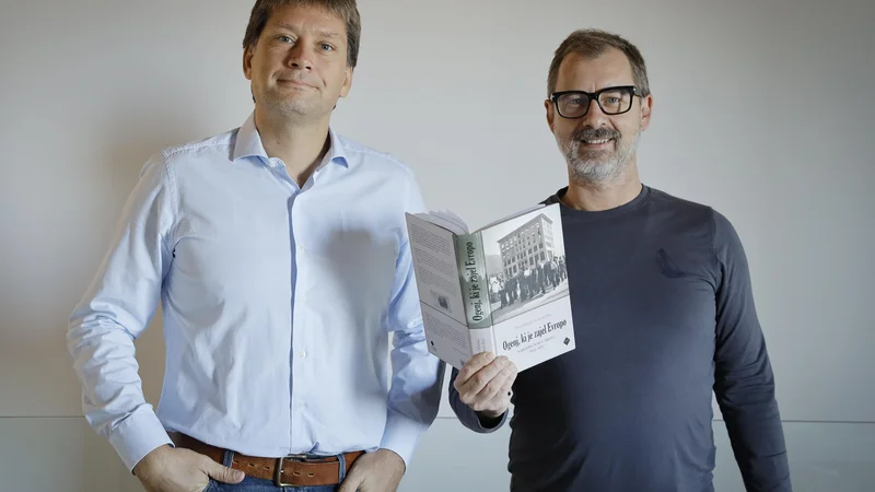 Fotografija: Dr. Borut Klabjan (levo) in dr. Gorazd Bajc sta omenila, da je bil Trst v času gradnje Narodnega doma najmanj štirikrat večje mesto, kot je bila Ljubljana, v njem pa je živelo najmanj dvakrat toliko Slovencev. FOTO: JOže Suhadolnik/Delo