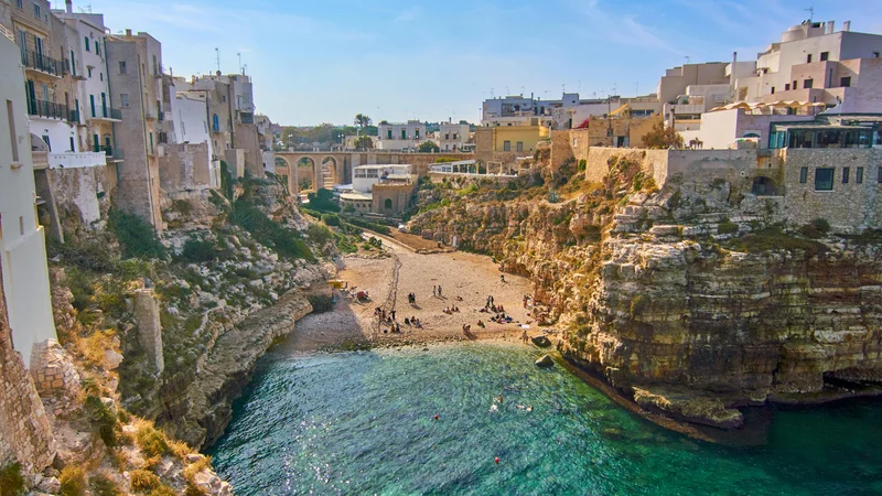 Fotografija: Ena od ikoničnih razglednic Apulije je plaža Cala Paura sredi kraja Polignano a Mare. FOTO: Shutterstock