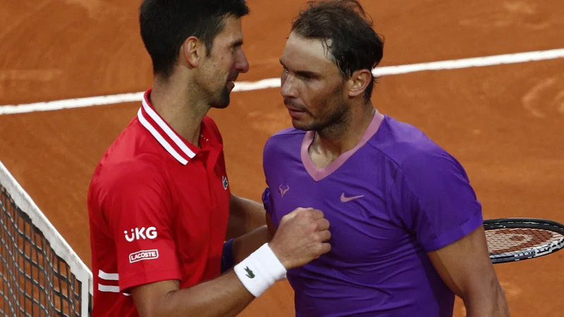 Fotografija: Rafael Nadal (desno) bo decembra nastopil na ekshibicijskem turnirju v Abu Dabiju prvič po operaciji stopala. Kako se bo na to novico odzval Novak Đoković (levo)? FOTO: Guglielmo Mangiapane/Reuters
