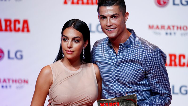 Fotografija: Ronaldo s svojo zaročenko Georgino. FOTO: Juan Medina/Reuters
