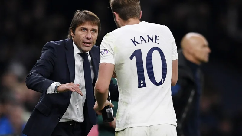 Fotografija: Antonio Conte v pogovoru s klubsko ikono Harryjem Kanom, za katerim ni najbolj prepričljiv uvod v novo sezono, čeprav je po zaslugi oktobrskega hat-tricka proti Muri nekaj časa najboljši strelec konferenčne lige. FOTO: Tony Obrien/Reuters