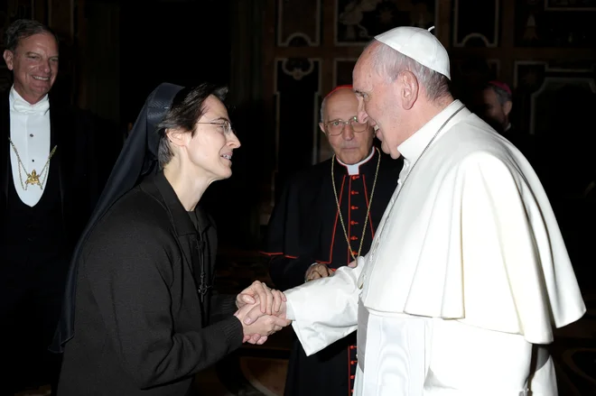 Frančiškanska redovnica Raffaella Petrini je vsekakor prva ženska na za Vatikan tako zelo visokem položaju. FOTO: Vatican Media Via Reuters
