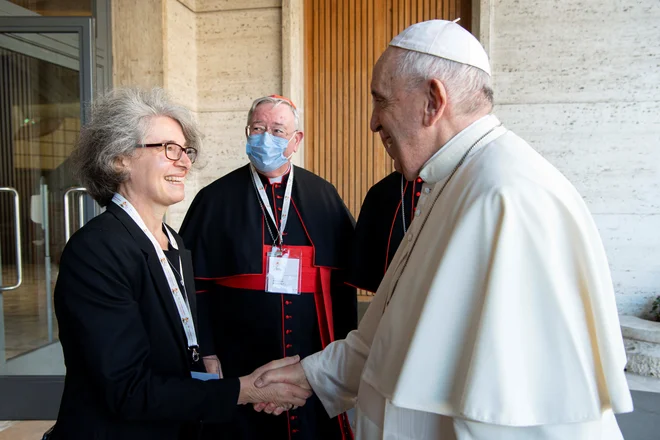  

Francosko teologinjo Nathalie Becquart je papež ob nedavnem začetku sinode o sinodalnosti postavil za podtajnico škofovske sinode. Gre za prvo žensko, ki ima tudi volilno pravico v škofovski sinodi.FOTO: Vatican Media Via Reuters

 
