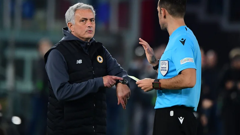 Fotografija: Grški sodnik Anastasios Papapetrou in Jose Mourinho med tekmo na Olimpicu. FOTO: Alberto Lingria/Reuters