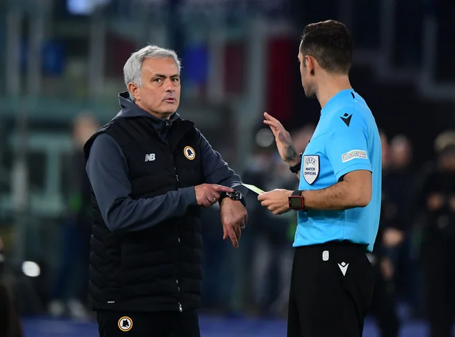 Grški sodnik Anastasios Papapetrou in Jose Mourinho med tekmo na Olimpicu. FOTO:&nbsp;Alberto Lingria/Reuters
