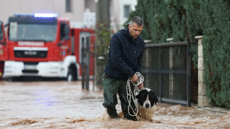 Fotografija: Na območju Sarajeva je poplavilo več naselij, številna območja so brez elektrike. FOTO: Dado Ruvić/Reuters
