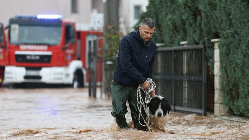 Fotografija: Na območju Sarajeva je poplavilo več naselij, številna območja so brez elektrike. FOTO: Dado Ruvić/Reuters